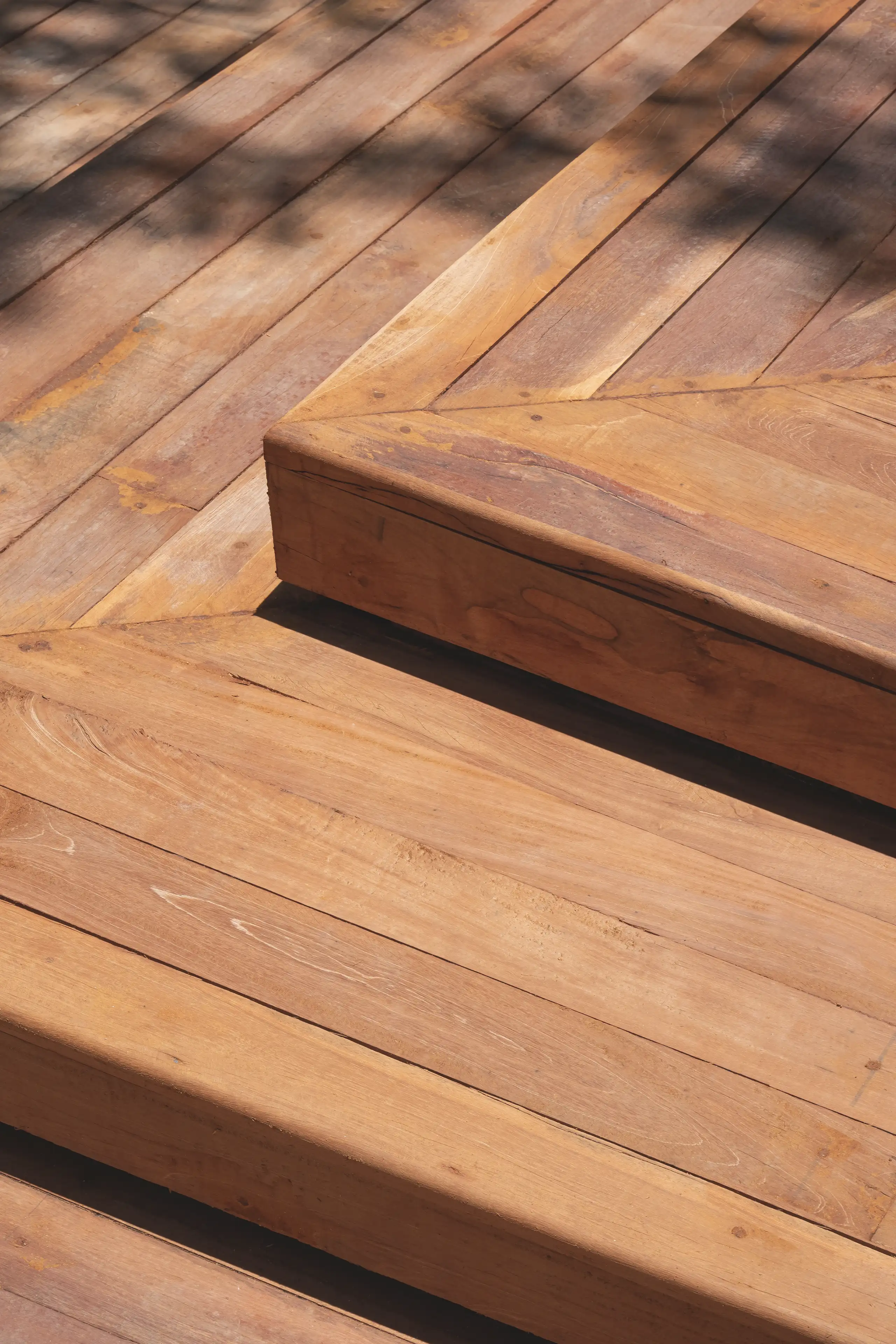 Detailansicht einer Holzterrasse mit Stufen aus Holz