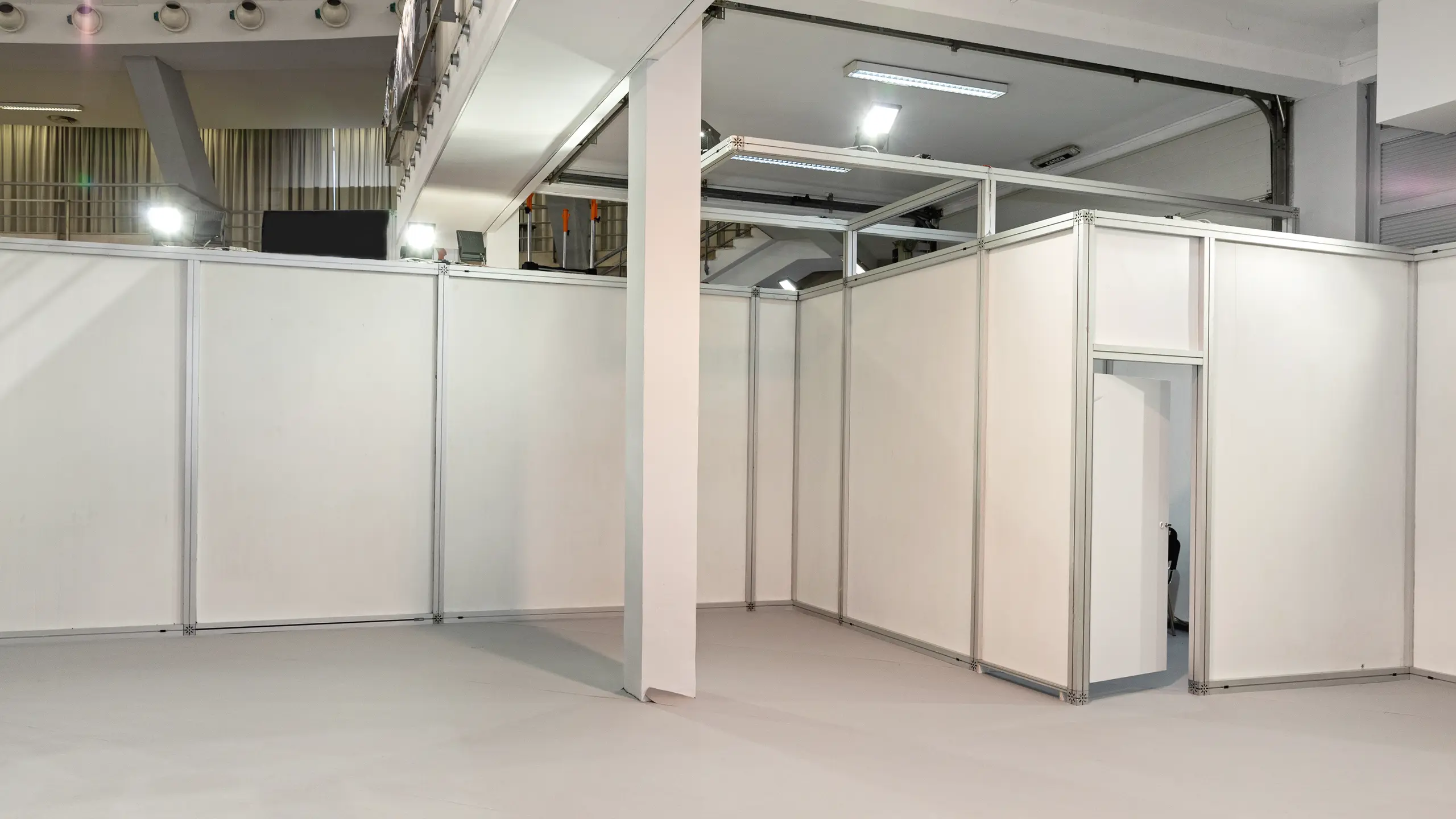 Innenausbau mit weißen Wänden und Boden, ideal für Renovierungsarbeiten und Montage